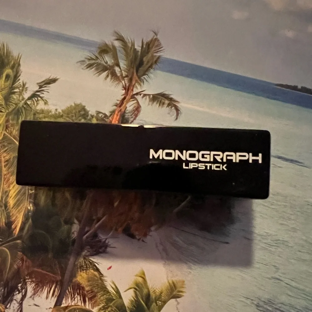 MONOGRAPHIC LIPSTICK